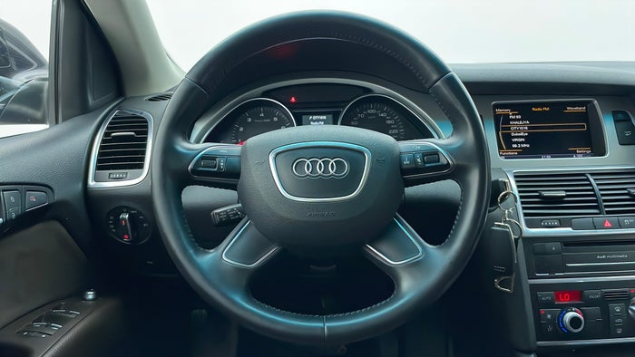 AUDI Q7-Steering Wheel Close-up