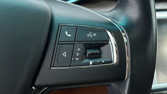 MASERATI QUATTROPORTE-Steering Wheel Media Control Scratch