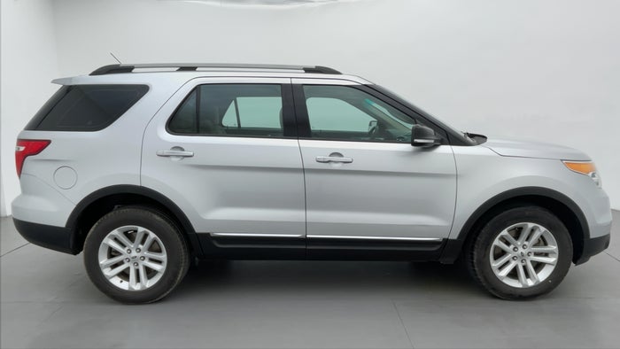 FORD EXPLORER-Right Side View
