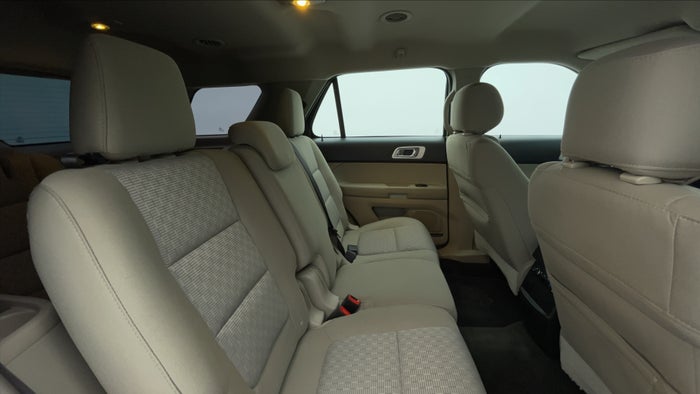 FORD EXPLORER-Right Side Door Cabin View