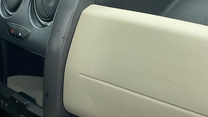 RENAULT DUSTER-Centre Console Trim Stain