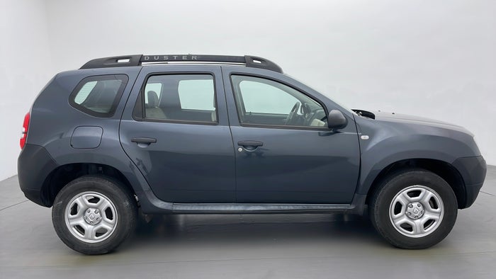 RENAULT DUSTER-Right Side View