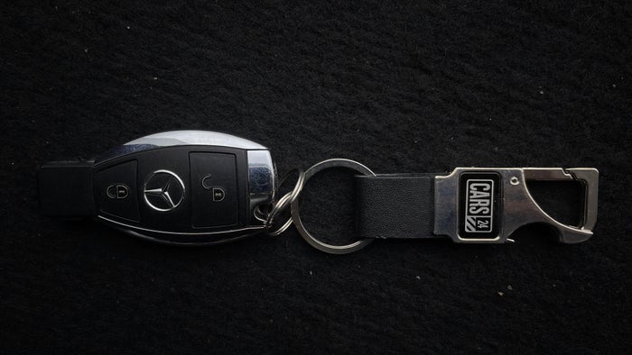 MERCEDES BENZ GLA 250-Key Close-up