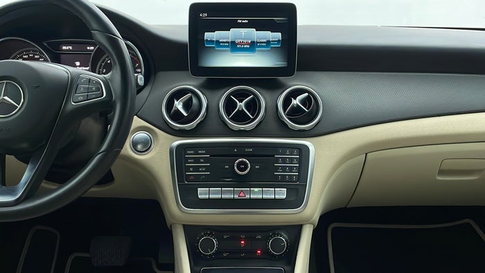 MERCEDES BENZ GLA 250-Center Console
