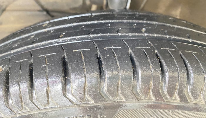 2018 Maruti Dzire VDI, Diesel, Manual, 32,924 km, Right Front Tyre Tread