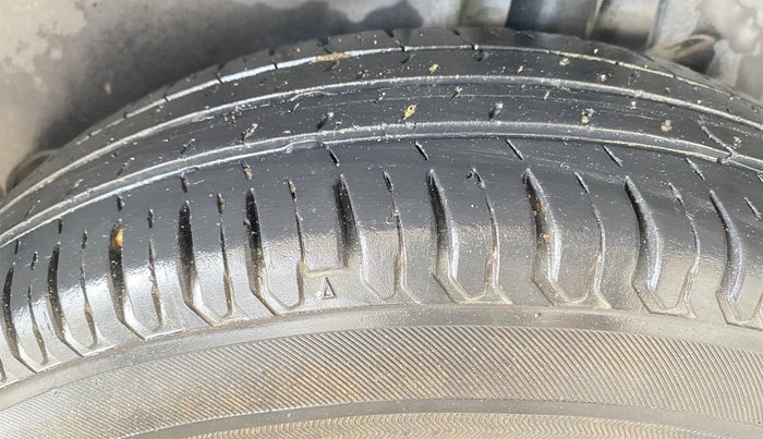 2018 Maruti Dzire VDI, Diesel, Manual, 32,924 km, Right Rear Tyre Tread