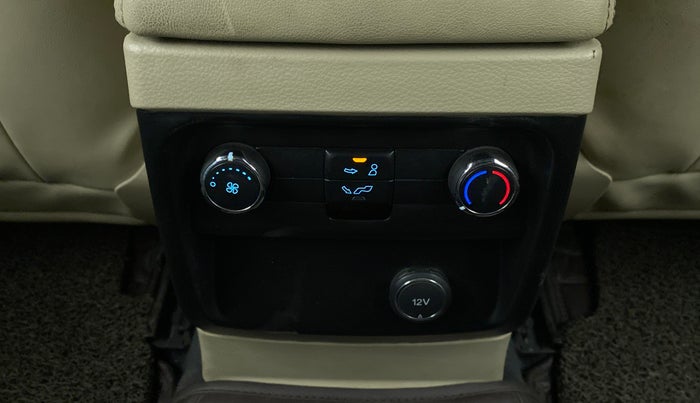 2016 Ford Endeavour 3.2l 4X4 AT Titanium, Diesel, Automatic, 76,409 km, Rear AC Temperature Control
