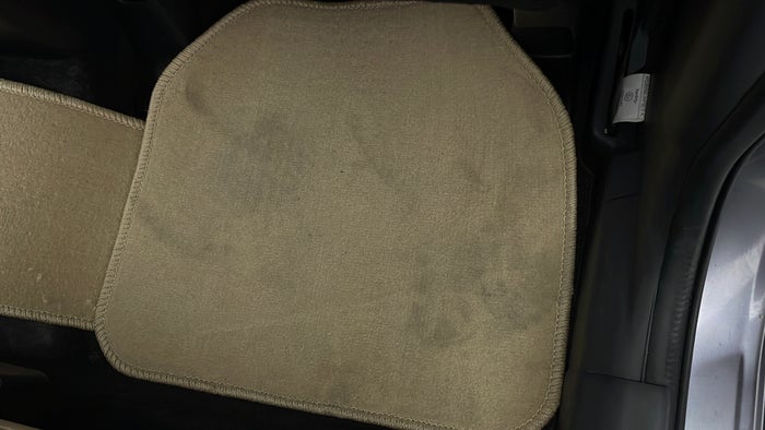MITSUBISHI OUTLANDER-Flooring 2nd Row RHS Stain