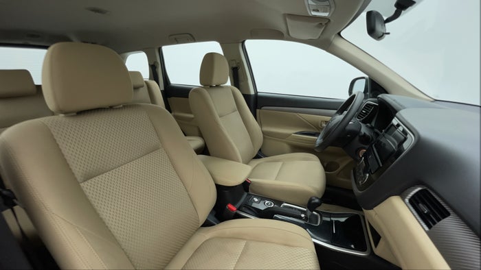 MITSUBISHI OUTLANDER-Right Side Front Door Cabin View