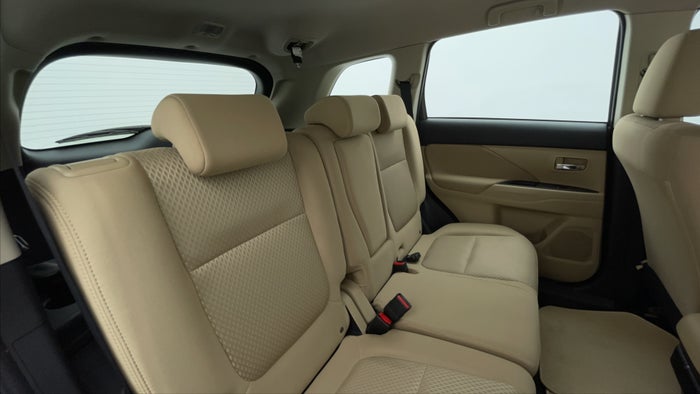 MITSUBISHI OUTLANDER-Right Side Door Cabin View
