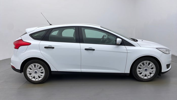 FORD FOCUS-Right Side View
