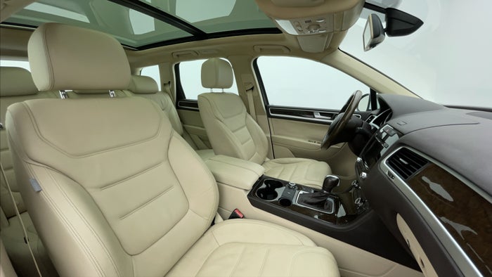 VOLKSWAGEN TOUAREG-Right Side Front Door Cabin View