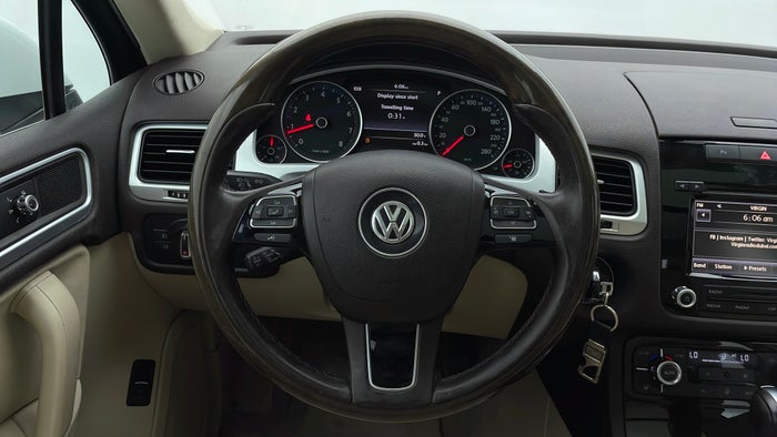 VOLKSWAGEN TOUAREG-Steering Wheel Close-up