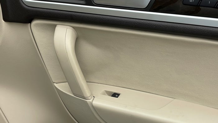 VOLKSWAGEN TOUAREG-Door Interior RHS front Scratch