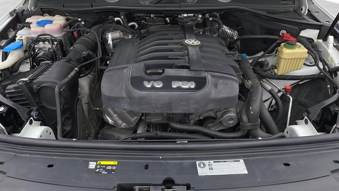 VOLKSWAGEN TOUAREG-Engine Bonet View