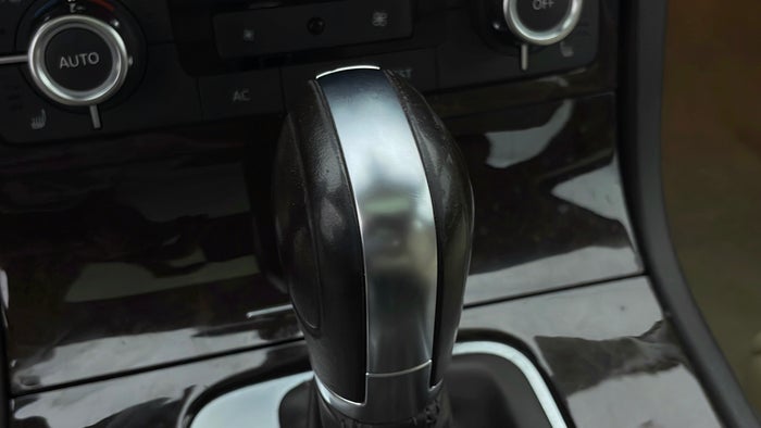 VOLKSWAGEN TOUAREG-Gear lever Knob Scratch
