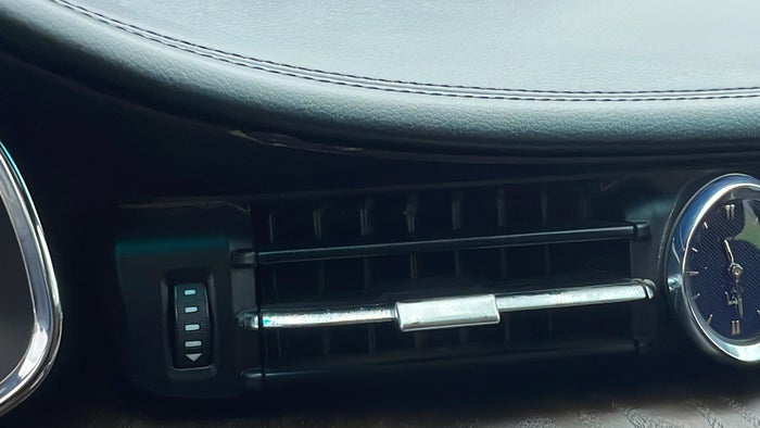 MASERATI QUATTROPORTE-Dashboard Trim Broken