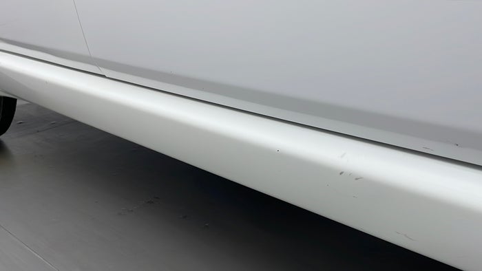 DODGE DURANGO-Running Board RHS Scratch