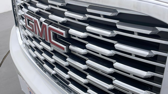 GMC YUKON-Grill Scratch