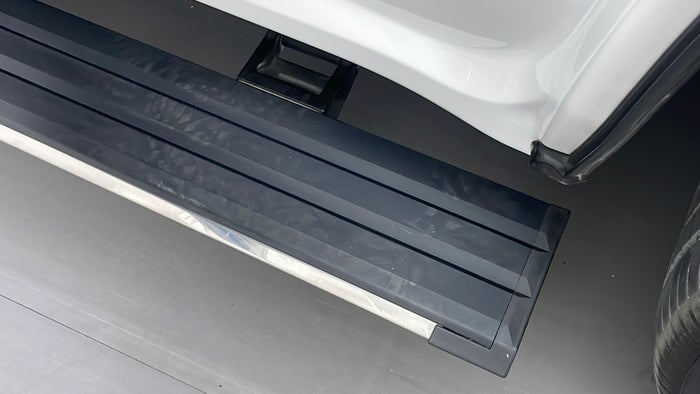 GMC YUKON-Running Board LHS Scratch