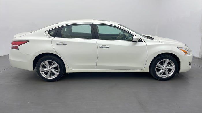 NISSAN ALTIMA-Right Side View