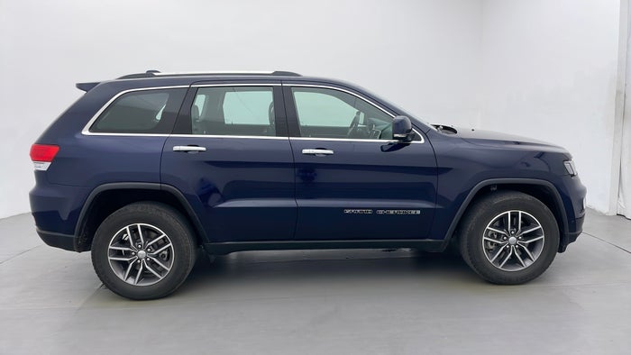 JEEP GRAND CHEROKEE-Right Side View
