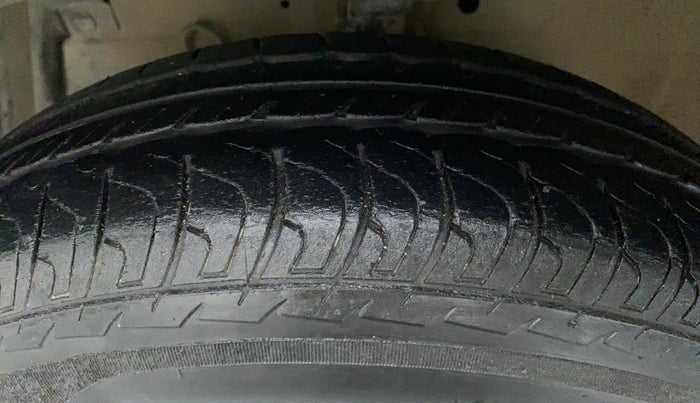 2015 Maruti Swift VXI D, Petrol, Manual, 24,955 km, Left Front Tyre Tread