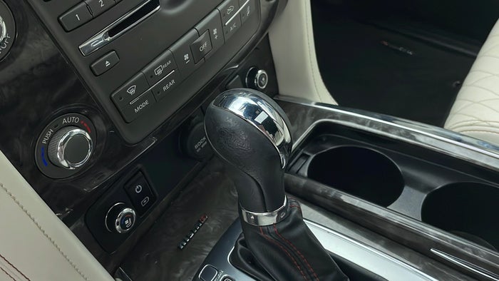 NISSAN PATROL-Gear lever Knob Scratch