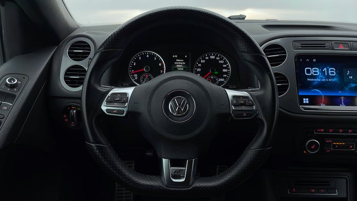 VOLKSWAGEN TIGUAN-Steering Wheel Close-up