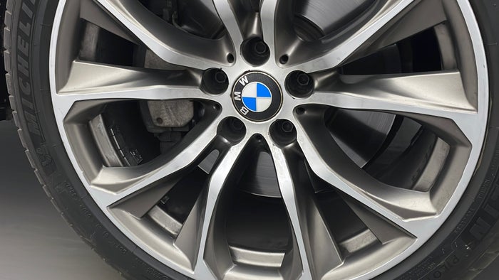 BMW X6-Alloy Wheel RHS Front Scratch
