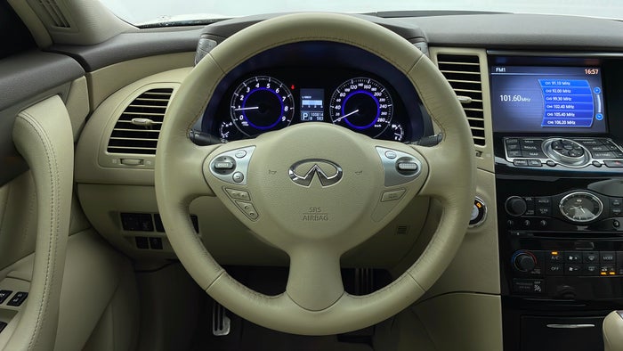 INFINITI QX70-Steering Wheel Close-up