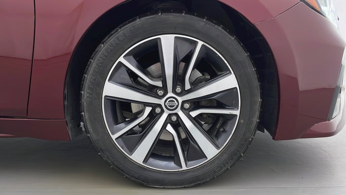 NISSAN MAXIMA-Right Front Tyre