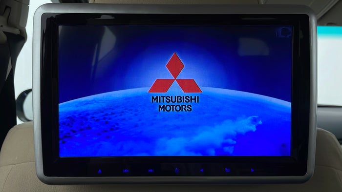 MITSUBISHI MONTERO SPORT-Display Screen For Rear Passengers