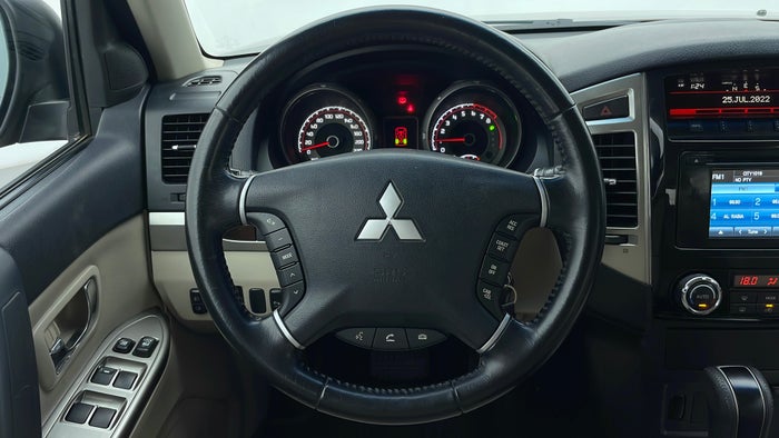 MITSUBISHI PAJERO-Steering Wheel Close-up