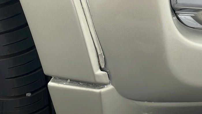 MITSUBISHI PAJERO-Bumper Front Misaligned