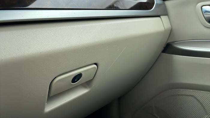 MITSUBISHI PAJERO-Dashboard Glove box Scratch
