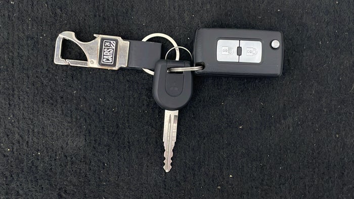 MITSUBISHI PAJERO-Key Close-up