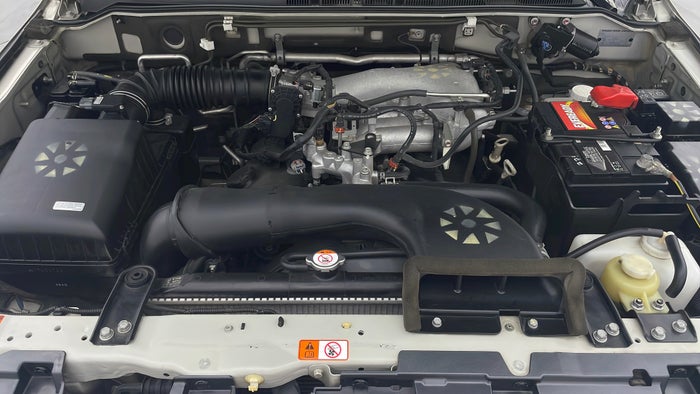 MITSUBISHI PAJERO-Engine Bonet View