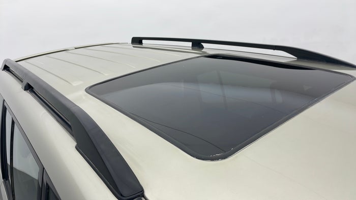 MITSUBISHI PAJERO-Sunroof / Moonroof Glass scratched