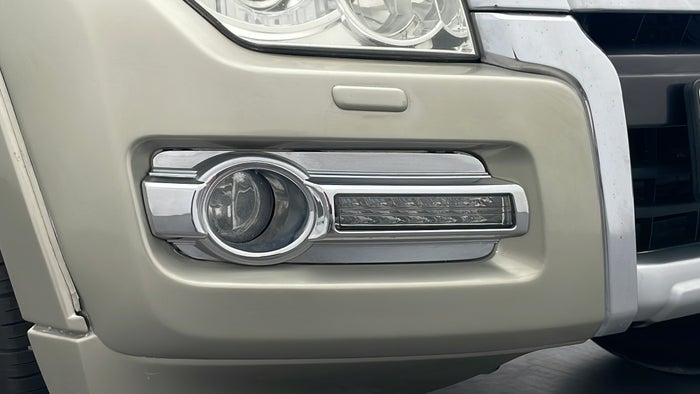 MITSUBISHI PAJERO-Fog Light RHS Scratch