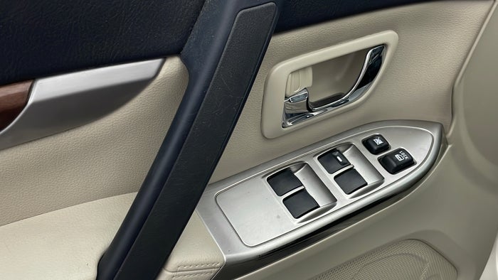 MITSUBISHI PAJERO-Door Interior LHS front Scratch