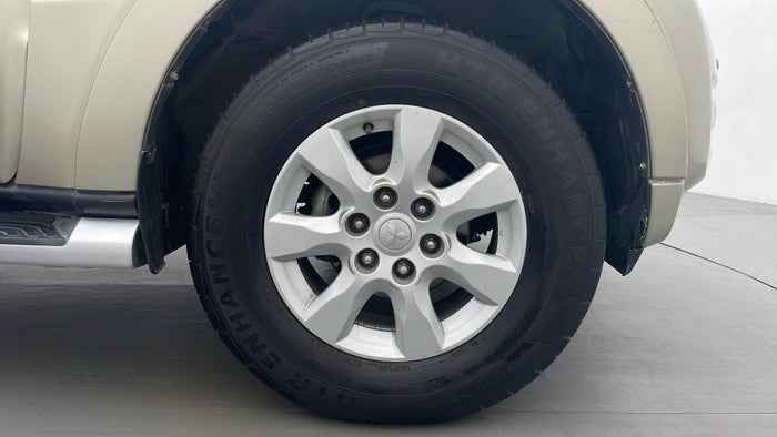 MITSUBISHI PAJERO-Right Front Tyre