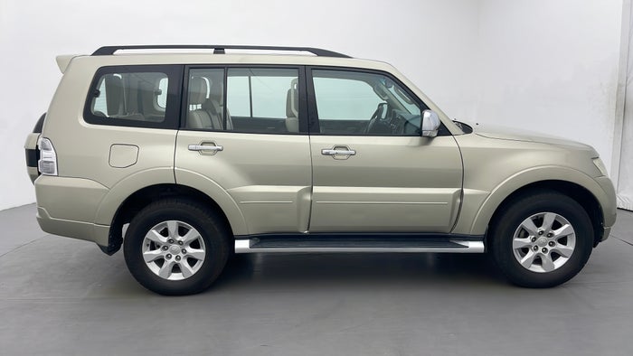 MITSUBISHI PAJERO-Right Side View
