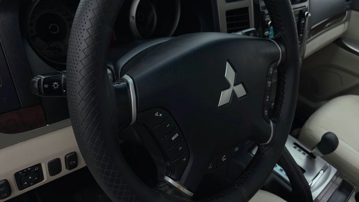 MITSUBISHI PAJERO-Steering Wheel Trim Scratch