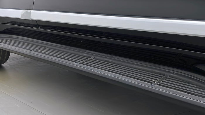 TOYOTA LAND CRUISER-Running Board RHS Scratch