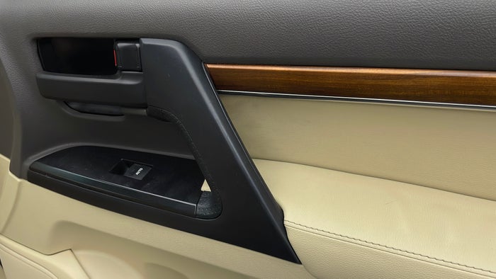 TOYOTA LAND CRUISER-Door Interior RHS front Scratch