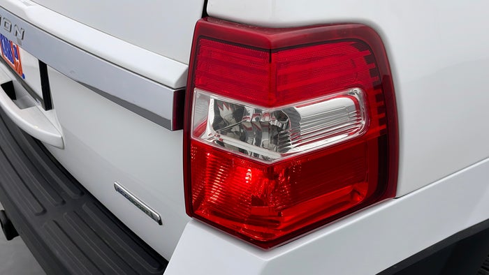 FORD EXPEDITION-Tail Light RHS Scratched