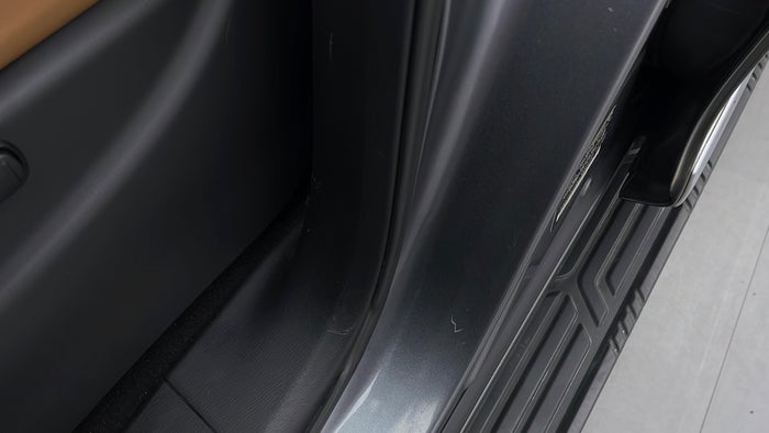 NISSAN PATROL-Pillar LHS B Scratch