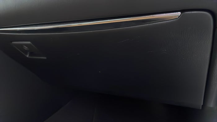 NISSAN PATROL-Dashboard Glove box Scratch