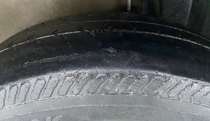 2011 Maruti Ritz LXI, CNG, Manual, 93,419 km, Left Rear Tyre Tread